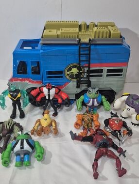 Ben 10 2017 Rustbucket Transforming Vehicle Playset Van RV  + 10 Figures!